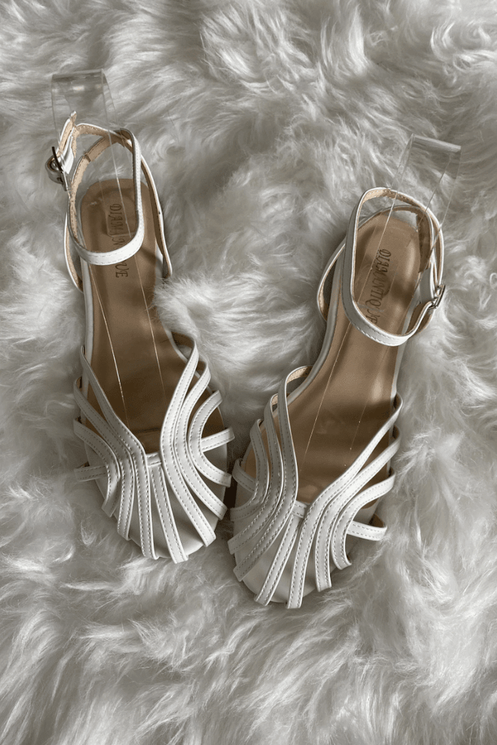 VICTORIA | GOLDEN SANDALS ADORNED WITH JEWEL DETAILS